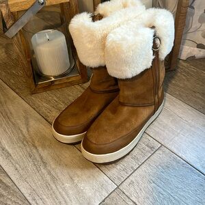 Kookaburra by UGG size 9